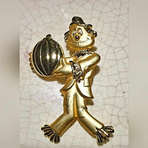 BROOCH PIN SIGNED DANECRAFT GOLD TONE HALLOWEEN SCARECROW WITH PUMPKIN - Picture 2 of 5